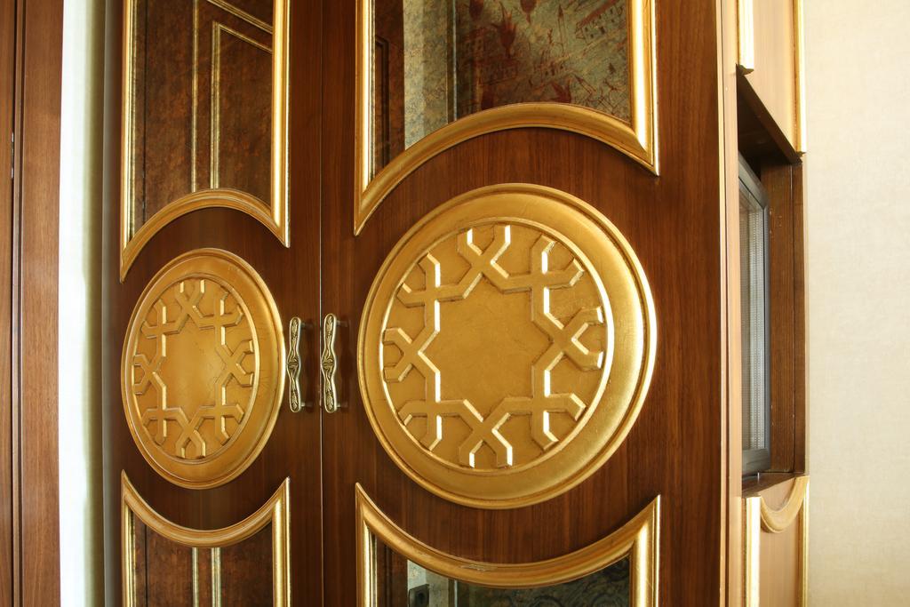 Daru Sultan Hotels Galata Istanbul Exterior photo The Star of David on the door of a synagogue